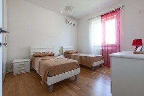 1 quarto, ferros/tábuas de passar roupa