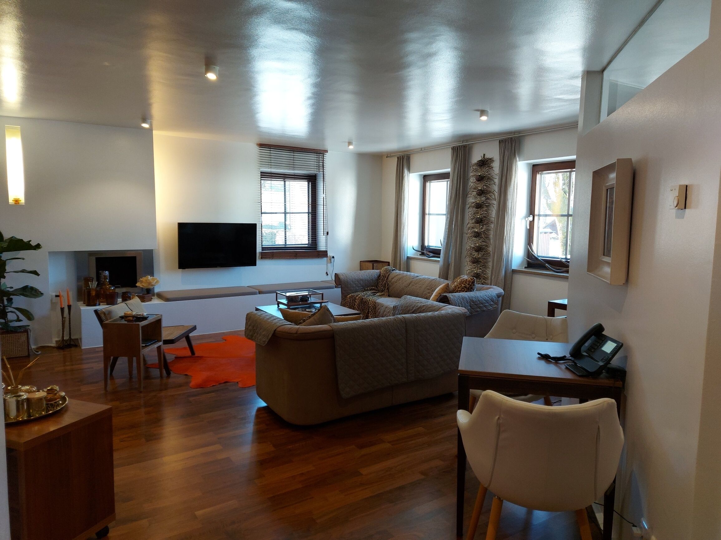 comfort suite | living room | 60-cm smart tv with cable channels, tv