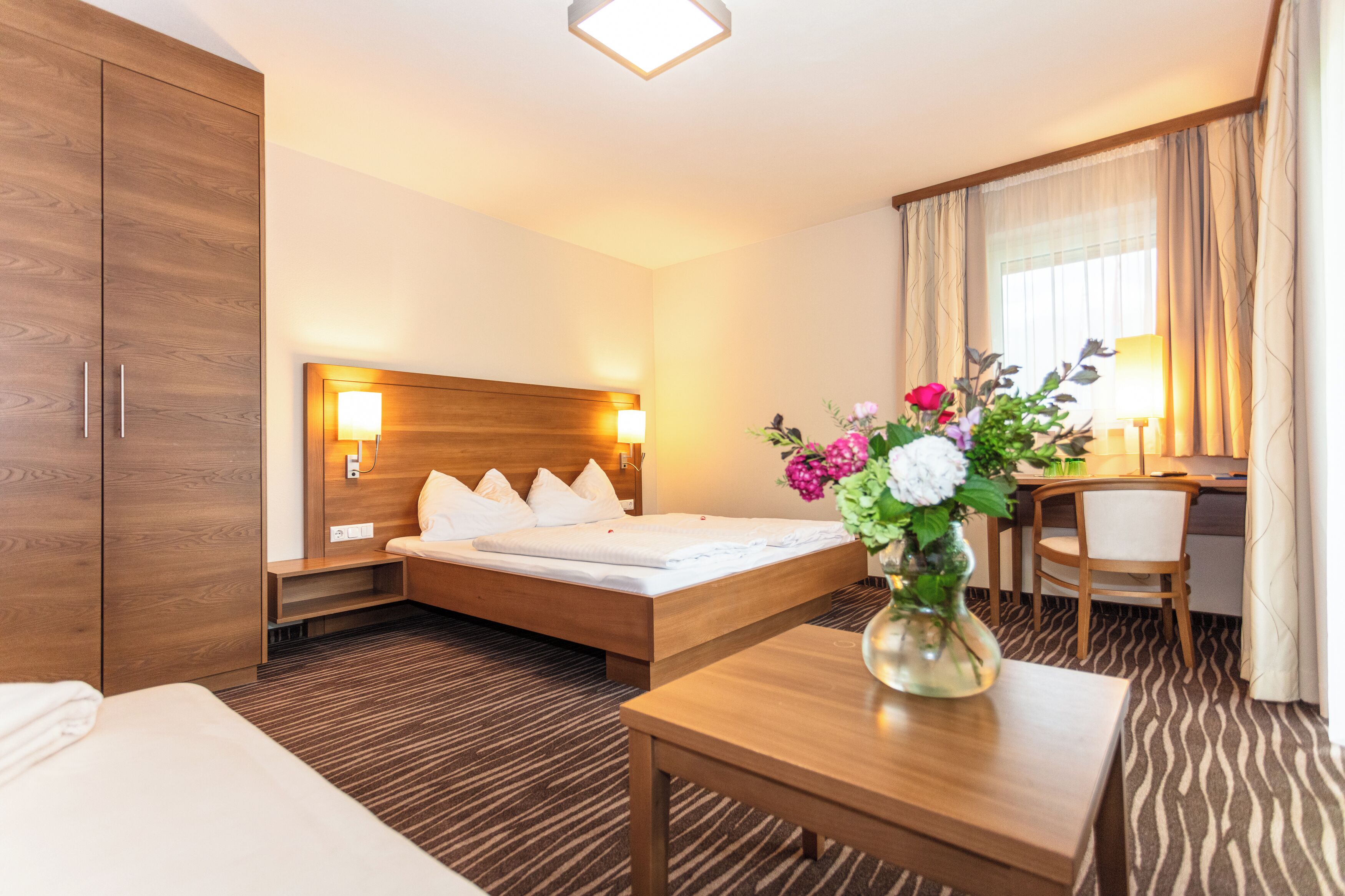 Habitación cuádruple básica | Caja fuerte, wifi gratis, ropa de cama