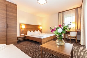 Chambre quadruple de base | Coffre-fort, accès au Wi-Fi (inclus), literie fournie