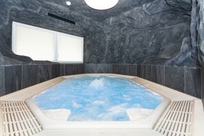 Banyera d'hidromassatge coberta