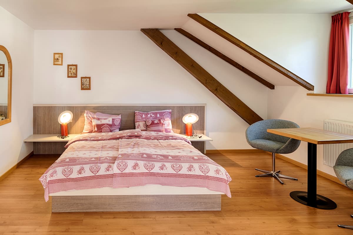 Doppel- oder Zweibettzimmer | Zimmersafe, Schreibtisch, Babybetten, kostenloses WLAN