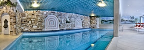Piscine couverte, chaises longues
