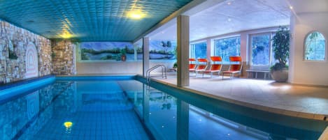 Indoor pool, sun loungers