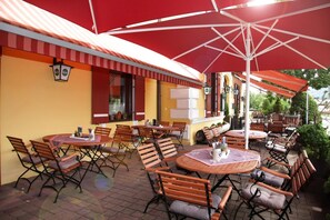 Outdoor dining - Gasthof Post (BRUCK AN DER GLOCKNERSTRASSE)