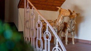 Un escalier orné de rampes blanches et doté d’un plafond en bois.