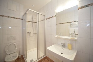 Standard Room | Bathroom | Shower, free toiletries, hair dryer, towels - Hotel Restaurant Pariente (Schladming)
