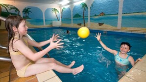 Piscine couverte, accès possible de 07 h 30 à 21 h 00, chaises longues 