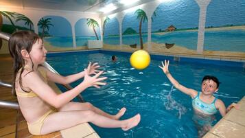 Innenpool, geöffnet von 07:30 Uhr bis 21:00 Uhr, Liegestühle