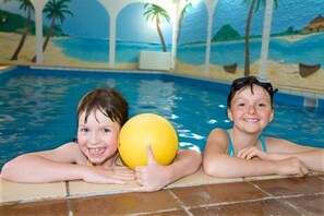Piscine couverte, accÚs possible de 07 h 30 à 21 h 00, chaises longues