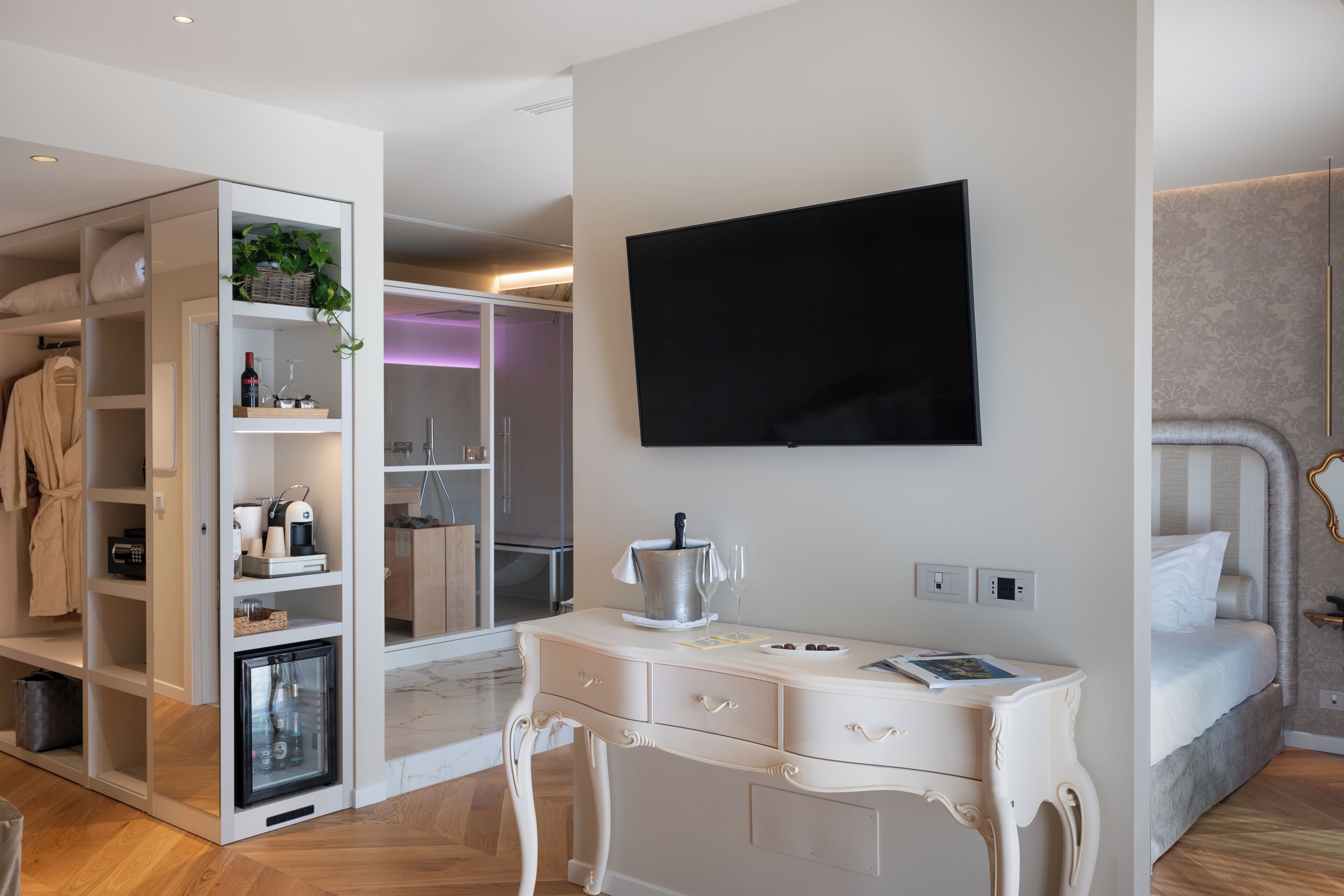 suite (spa) | living area | flat-screen tv