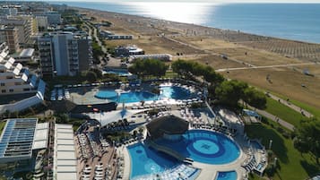 Außenpool (je nach Saison geöffnet), Sonnenschirme, Liegestühle