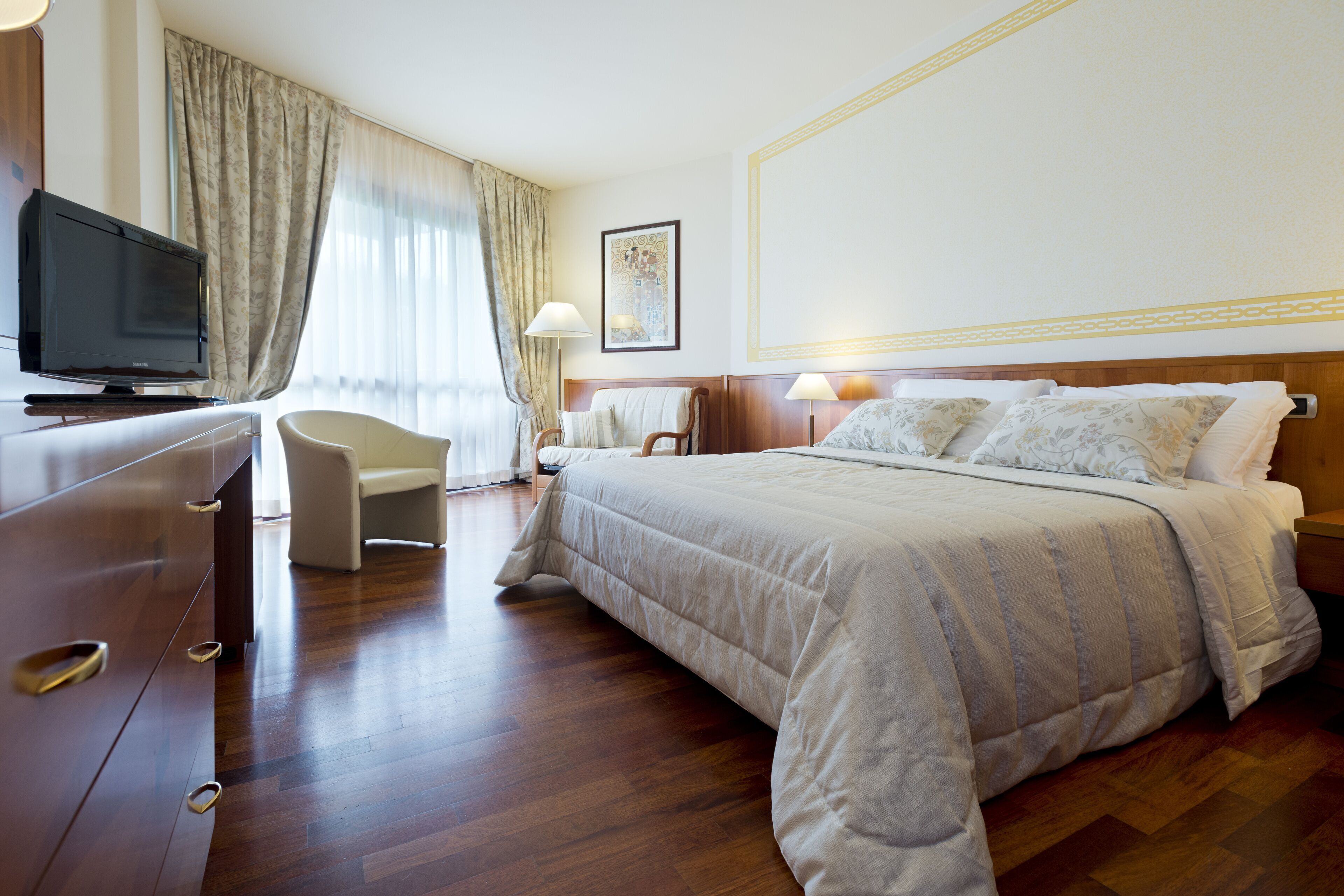 Premium bedding, minibar, in-room safe, free cribs/infant beds