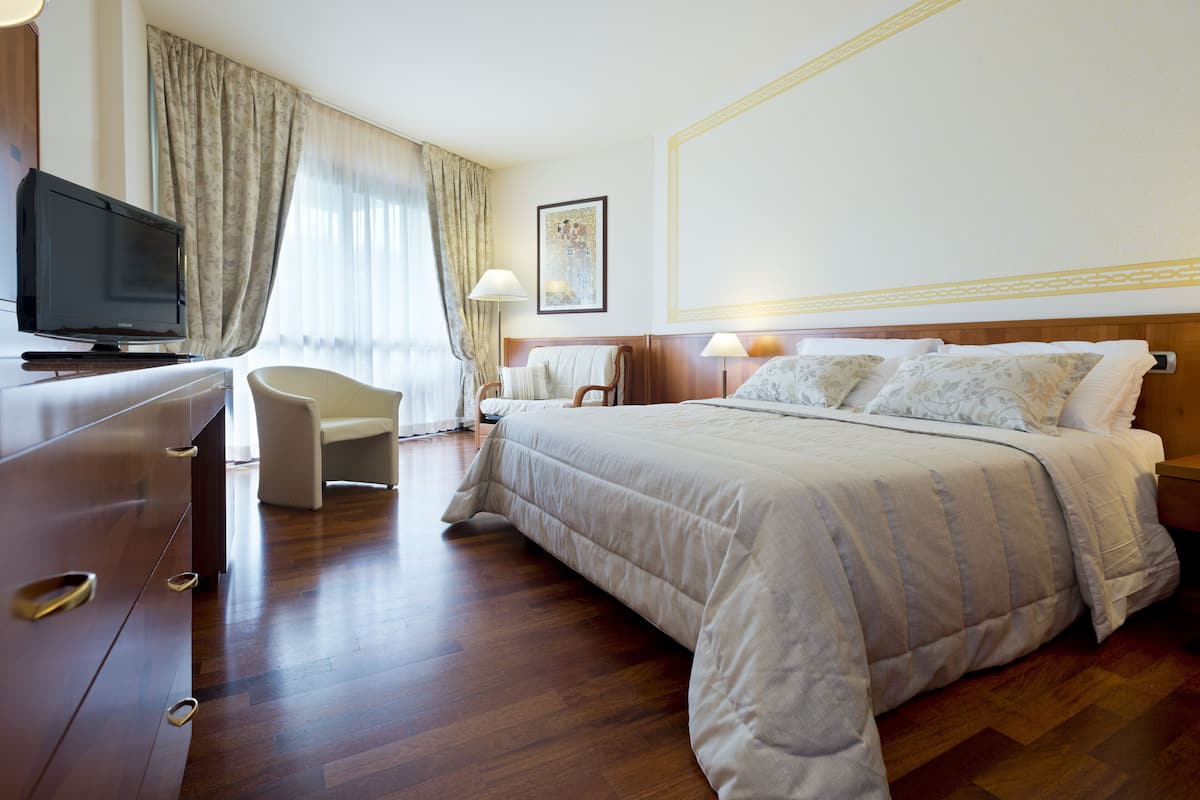 Premium bedding, minibar, in-room safe, free cribs/infant beds