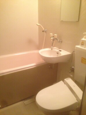 ห้องทราดิชันนัล, ห้องน้ำส่วนตัว (Japanese Style) | ห้องน้ำ | ฝักบัวในอ่างอาบน้ำ, อ่างอาบน้ำแบบแช่ตัว, ของใช้ในห้องน้ำฟรี, ไดร์เป่าผม