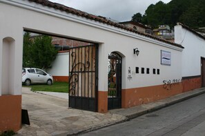 Property entrance - Hotel Suites Carmelita (San Cristóbal de las Casas)