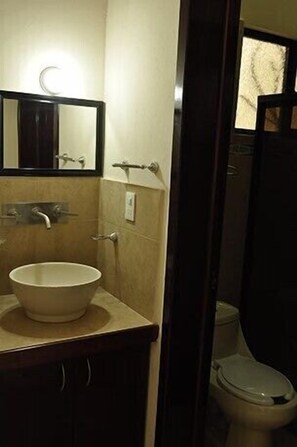 Shower, towels - Hotel Suites Carmelita (San Cristóbal de las Casas)