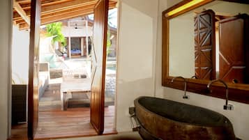 Dusche, kostenlose Toilettenartikel, Haartrockner, Hausschuhe