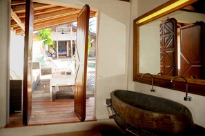 Douche, articles de toilette gratuits, sèche-cheveux, chaussons