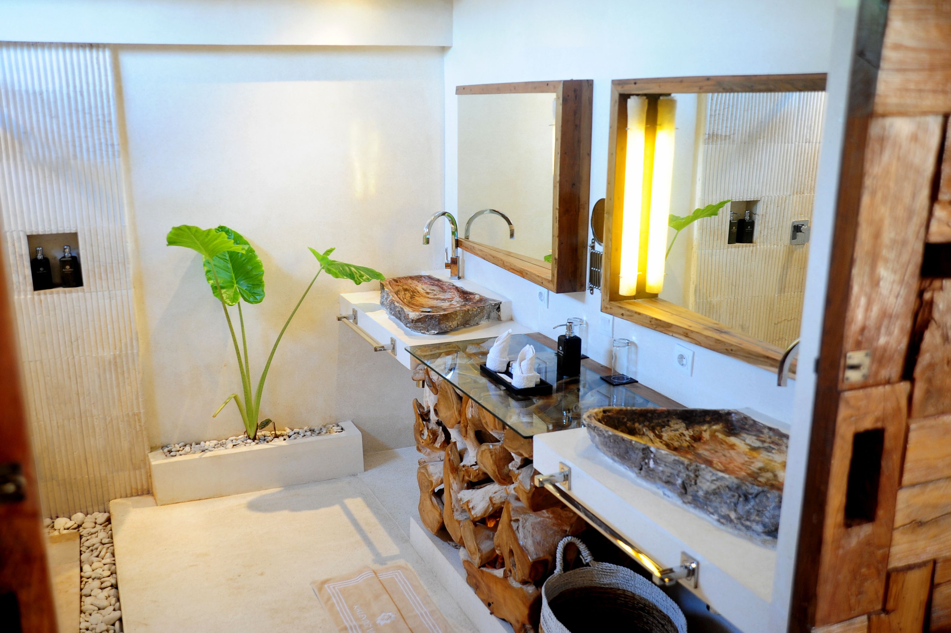 shower, free toiletries, hair dryer, slippers