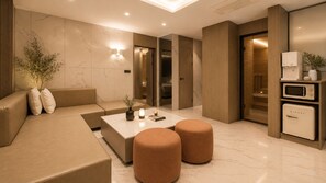 ห้องสวีท | เครื่องนอนระดับพรีเมียม, เตียงเมมโมรีโฟม, โต๊ะทำงาน, ผ้าม่านกันแสง