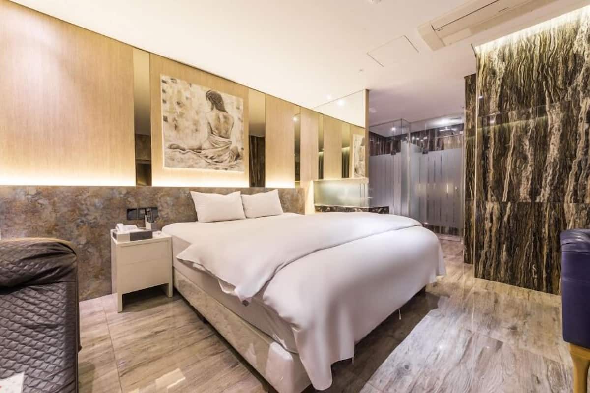 1 bedroom, premium bedding, memory-foam beds, desk
