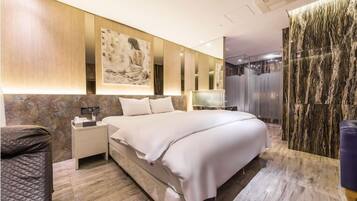 1 bedroom, premium bedding, memory foam beds, desk