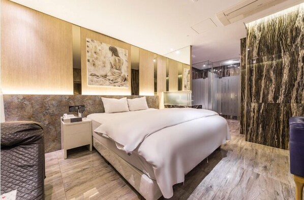 Premium bedding, memory foam beds, desk, blackout drapes - Guwol Hotel (Incheon)
