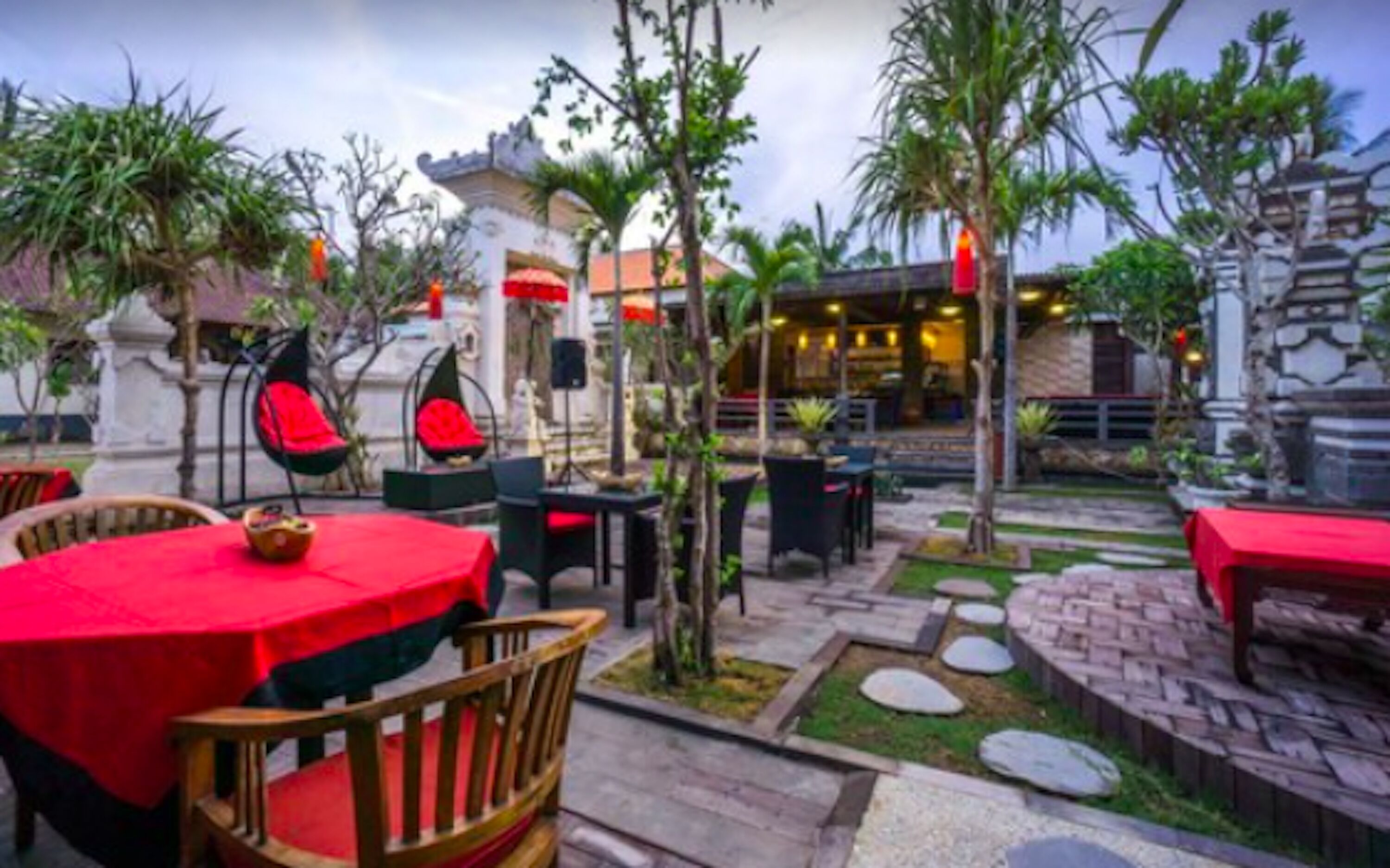 breakfast, lunch, dinner served; international cuisine