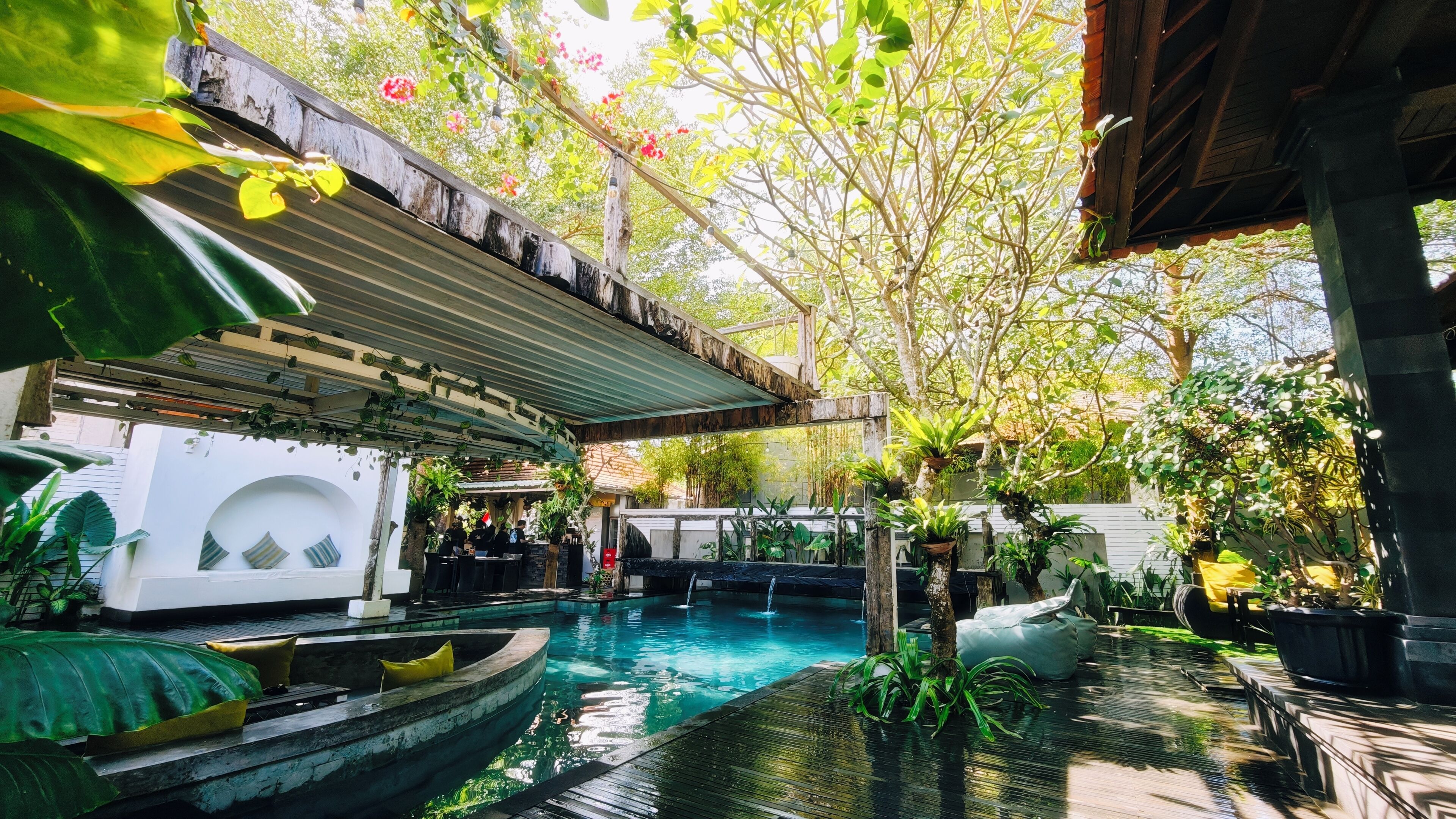 室外游泳池，提供泳池遮陽傘和日光浴躺椅