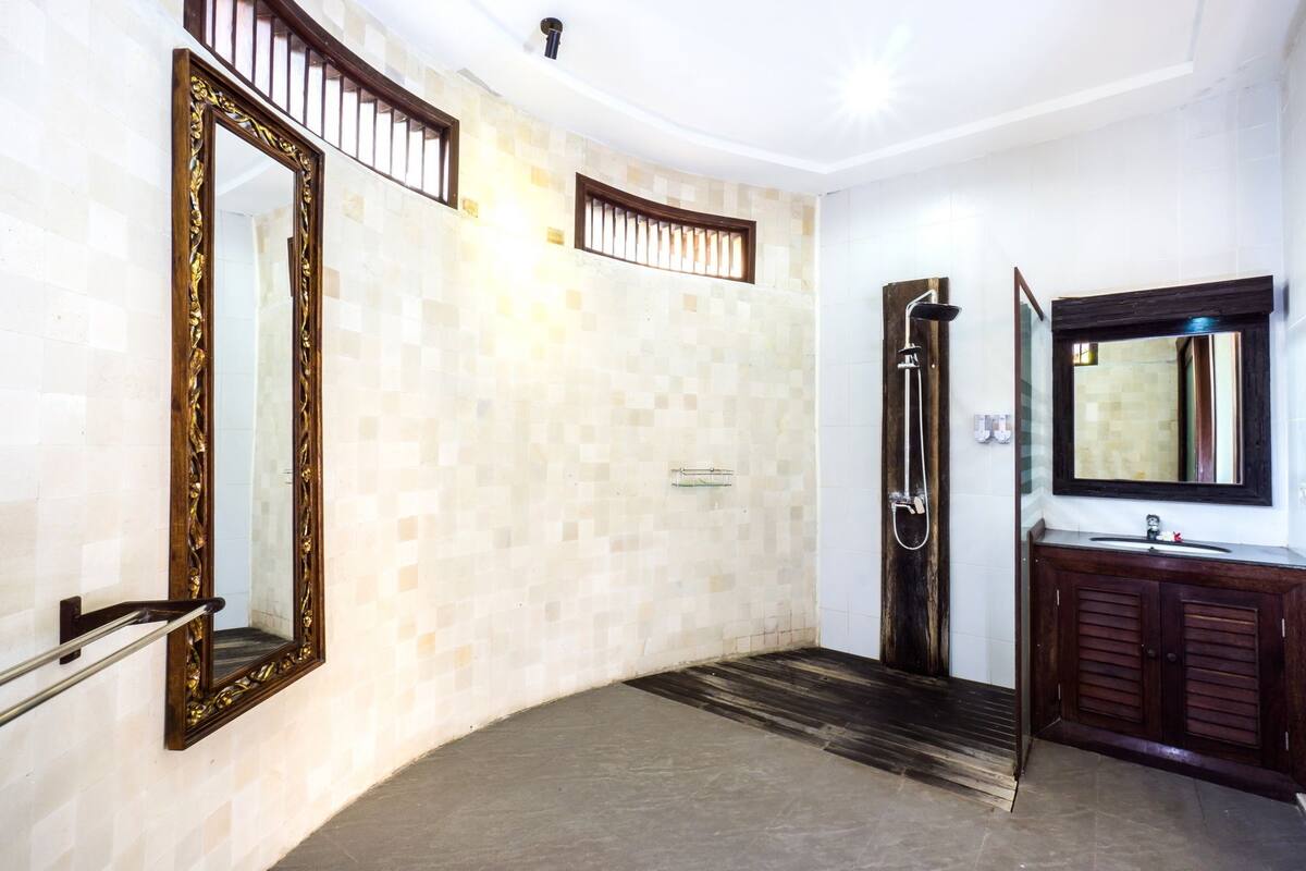 shower, free toiletries, hair dryer, towels