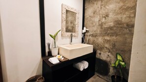 Phòng đôi Deluxe | Phòng tắm | Buồng tắm vòi sen, đồ dùng nhà tắm miễn phí, máy sấy tóc, khăn tắm 