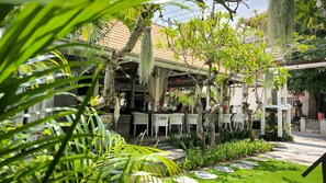 供應早餐、午餐和晚餐，國際料理