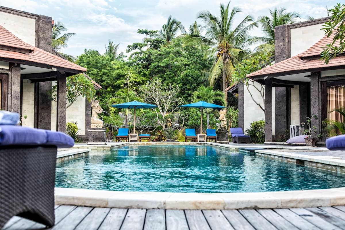 Outdoor pool, pool umbrellas, sun loungers
