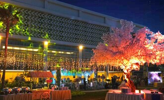 Fachada de la propiedad por la tarde o noche