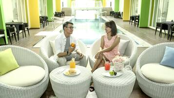 Indoor pool, 2 outdoor pools