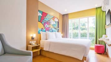 Ropa de cama de alta calidad y caja de seguridad en la habitación