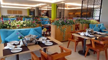 Melayani sarapan, makan siang, dan makan malam