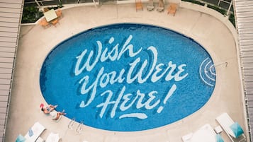 Piscine extérieure, chaises longues