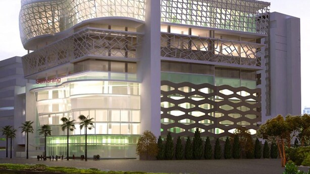 Un edificio moderno con una facciata curva e un ingresso in vetro ben visibile, con il nome "Semarang" indicato.