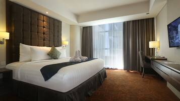 In-room safe, individually furnished, desk, laptop workspace