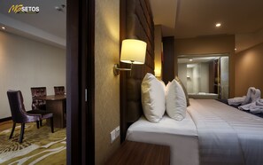 In-room safe, individually furnished, desk, laptop workspace
