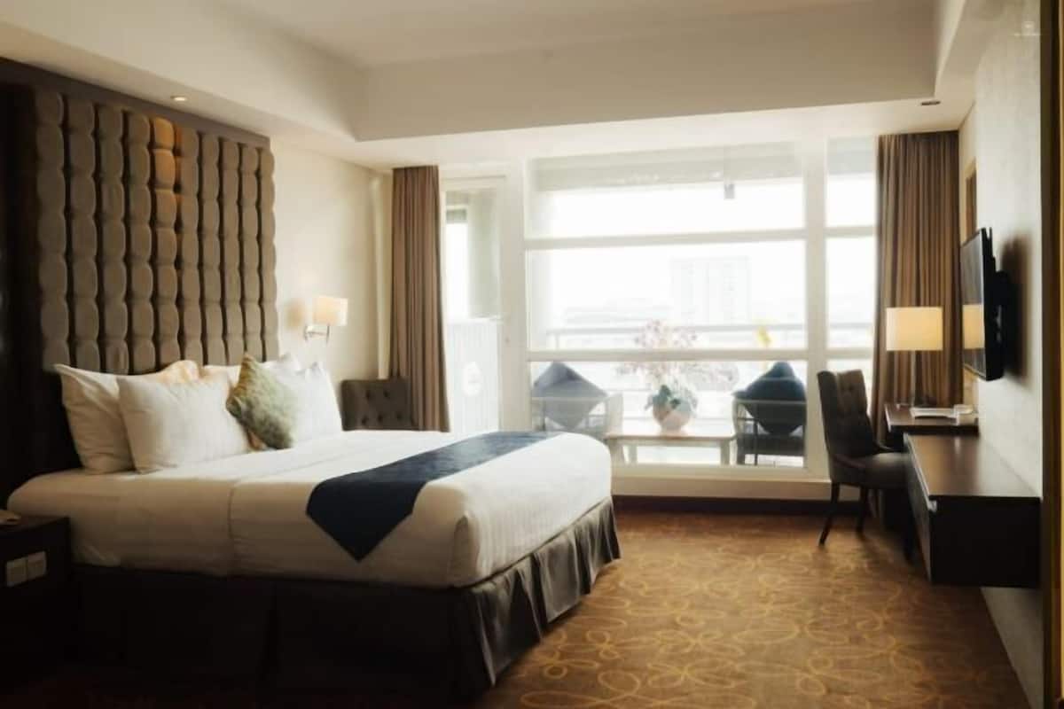 In-room safe, individually furnished, desk, laptop workspace