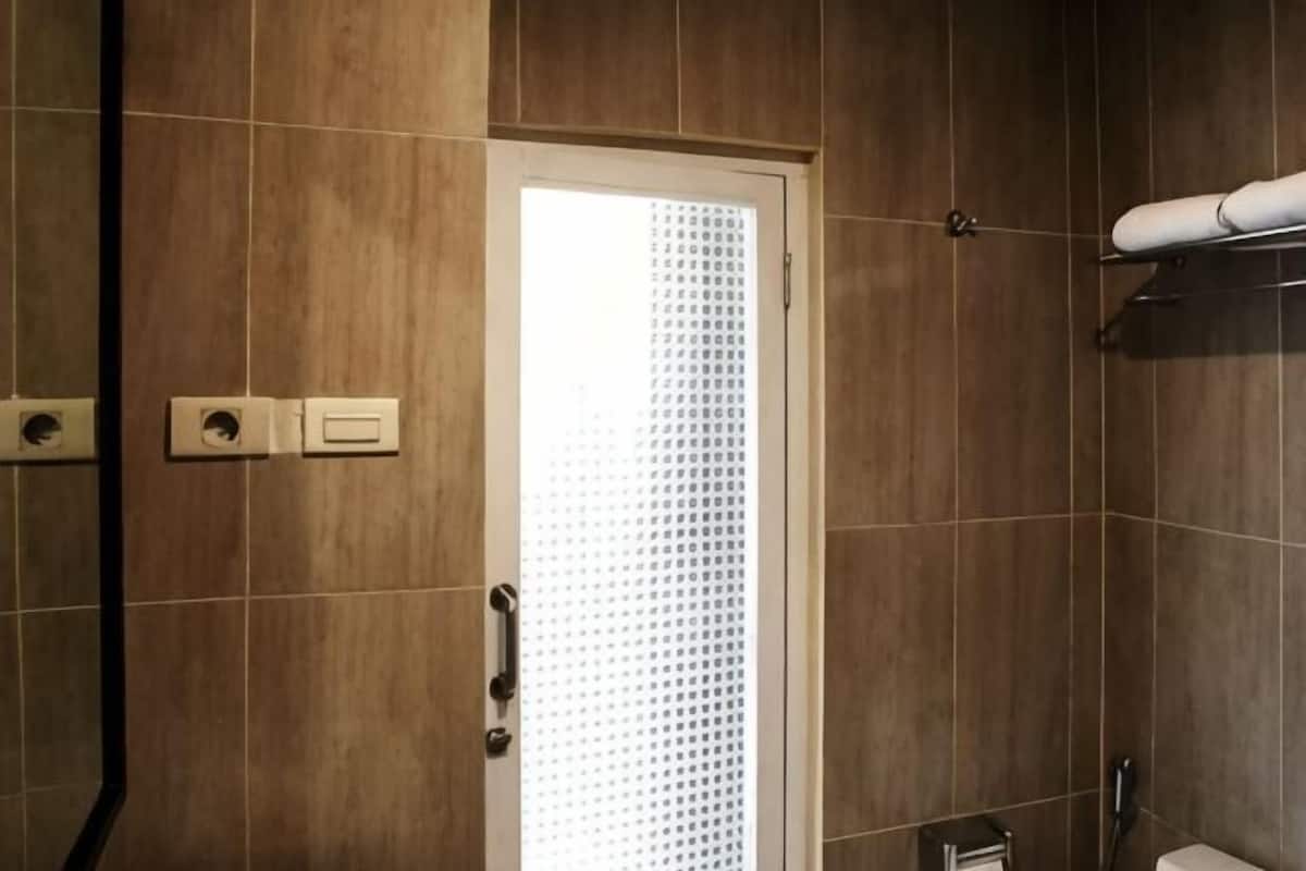 Een douche, gratis toiletartikelen, pantoffels, handdoeken