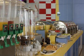 Petit déjeuner, déjeuner et dîner servis sur place