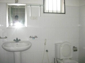 ห้องดีลักซ์ดับเบิล | ห้องน้ำ | ฝักบัว, ของใช้ในห้องน้ำฟรี, ไดร์เป่าผม, เสื้อคลุมอาบน้ำ