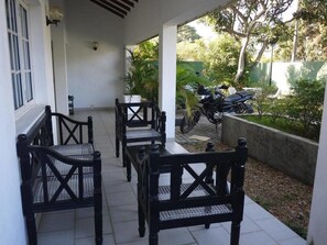 3 Bedroom Villa with Private Swimming Pool | Terrace/patio - Negombo Blue Villa Hotel (Negombo)