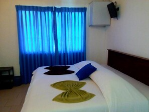 Superior Double room with Private Bathroom | Rollaway beds, free WiFi - Negombo Blue Villa Hotel (Negombo)