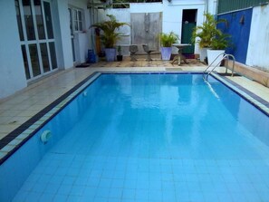 สระว่ายน้ำกลางแจ้ง