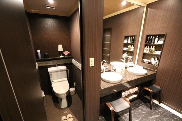 Habitación doble estándar, para fumadores | Lavabo en el baño